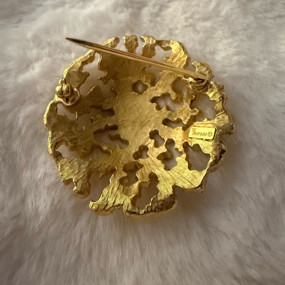 Vintage Crown Trifari gold-tone "Coral Reef" brooch. - Picture 4 of 8